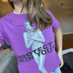 Marc by Marc Jacobs t-shirt - Säljer denna Marc by Marc Jacobs T-shirt, de säljs inte längre! Bild på Victoria Beckham. Bra skick! Skriv för mer info