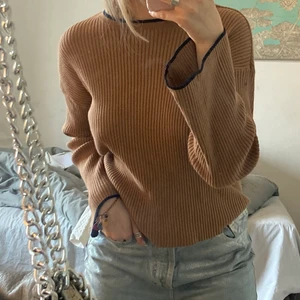 Fin tröja från zara - Jätte fin tröja från zara barnavdelning men sitter bra på mig som har S/M. Jätte fin med lite utsvängda armar och mörkblå kanter!. Köp direkt för 250🥰