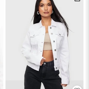 Vit jeansjacka  - Aldrig använd vit jeansjacka från Nelly. Nypris 299kr. 
