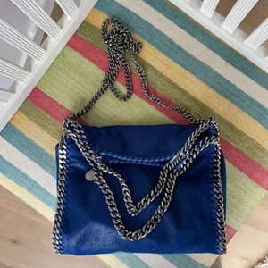 Stella Mccartney - Hej säljer denna Stella mccartney väskan i den finaste blå färgen som också är unik! Super fint skick, inga missfärgningar etc! Dustbag, lappar och kvitto finns. Postar endast och köparen står för frakt på 66kr. Tar bud från 2500