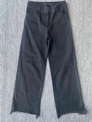 Svarta wide leg jeans från Karen by Simonsen - Svarta jeans i strl W28 från Karen by Simonsen, modell Obbiek B wide  Använda men i fint begagnat skick   Mått Midjan: ca 38 cm Längd från grenen och ner: ca 70 cm  98% bomull och 2% elastan  Kommer från ett djur och rökfritt hem