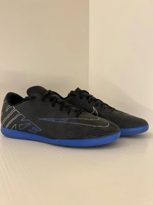 🔥 Nike Mercurial futsalskor (IC) – strl 43 – BRA SKICK 🔥 - Säljer ett par Nike Mercurial futsalskor i storlek 43. Perfekta för futsal/inomhusfotboll (Indoor Court).  ✔ Bra skick – lite använda ✔ Lätta och sköna ✔ Bra grepp på inomhusplan  Säljes då de inte används längre.  💰 Pris: 299kr kan diskuteras  📬 Skickas snabbt efter betalning