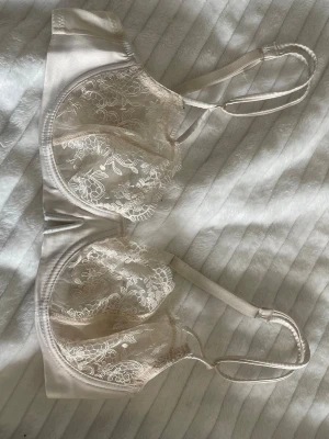 Beige spets BH från intimissimi  - Säljer denna supersnygga bhn från intimissimi, säljer den då den är för liten för mig, endast andvänd en gång men är annars i bra skick, bara att höra av sig vid frågor 💞💞