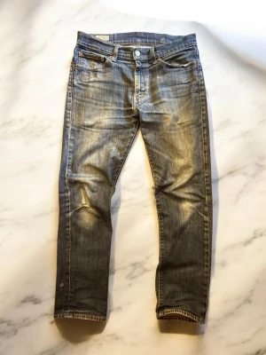 Levi's raka jeans -  Säljer ett par riktigt schyssta Levis jeans i rak passform med en otroligt snygg tvätt. Storlek 29 / 32. Hör av dig vid min fundering och jag fraktar alltid inom 24 timmar!  Pris kan diskuteras för ett snabb affär😊