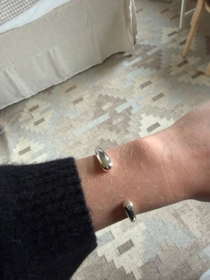 Justerbart armband - silverfärgat - Silverfärgat armband som är justerbart. Jättefint att matcha med andra armband & klockor. Använt 2 gånger. Inga tecken på defekter eller liknande. 🤗
