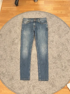 Nudie jeans - Nudie jeans i strl 31/32, riktigt schysst färg och bra skick! Modell: Skinny Lin