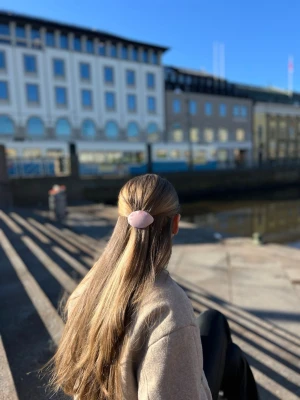 Ljusrosa klämma - Lotus🪷 Säljer en hårklämma med siden tyg i ljusrosa färg. Perfekt för att ge en fin, elegeant touch till frisyren. Klämman är enkel att använda och sitter snyggt i håret. VIKTIGT! Våra Hårklämmor är handgjorda på återanvänt material och därför är alla former inte exakt likadana, utan alla är lite unika vilket kan vara charmigt och miljövänligt💞