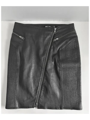 Svart kort kjol i skinnimitation BLK DNM - Snygg svart kort kjol från BLK DNM i skinnimitation med coola dragkedjedetaljer och quiltade partier på sidorna. Kjolen har en asymmetrisk dragkedja framtill och två dekorativa fickor med dragkedja. Perfekt för en edgy och trendig look.