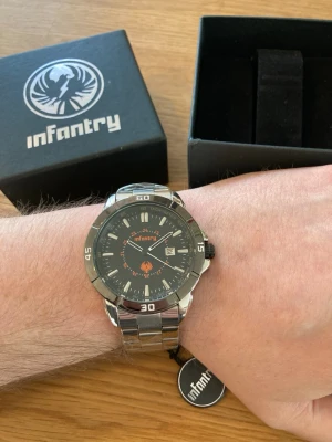 Infantry Diver 45mm Herrklocka (Oanvänd) - Säljer en mäktig dykarklocka från ovanliga Infantry. Klockan är helt ny och aldrig använd, inga repor, plasten kvar. Fungerar bra, originalarmband i rostfritt stål med alla länkar kvar, dykarring som roterar, datumvisare, vattentät osv. Behöver bara nytt batteri. Äkthet garanteras och fås med originalförpackning och tagg.   Nypris: < 4700 SEK Mitt pris: 1289 SEK  Skickas alltid snabbt och spårbart. Skriv vid frågor och se gärna mina andra annonser!   EXTRA: För betalande kunder erbjuder jag pers