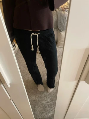 Roxy linnebyxor - Säljer dessa svarta linnebyxor från Roxy! Perfekta till sommaren! De är i bra skick och har inga defekter! Nypris 800