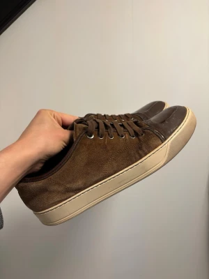 Lanvin captoes Bruna  - Snygga bruna lanvins, i bra skick i helhet. Skorna har en skada på captoen. UK 9