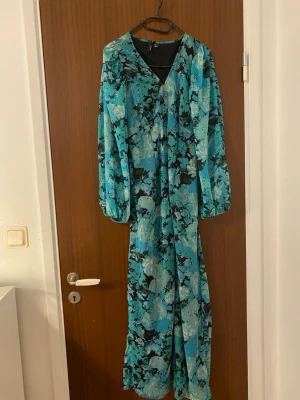 Sommar långklänning - Använts 2 gånger! Sitter som xs också. Lite turkos färg.