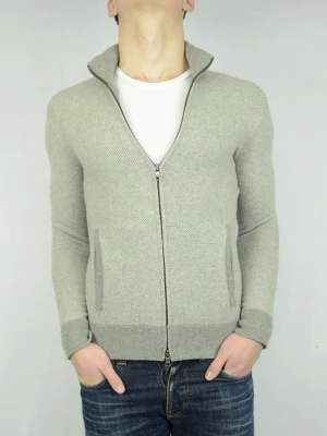 Ralph Lauren cardigan  - RALPH LAUREN STICKAD FULLZIP Storlek : S Passform : Normal Användning : Tröjan är i ett väldigt fint skick utan defekter Nypris : Cirka 2500SEK Modellen på bilden : 182CM och väger 77KG