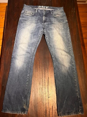 Blå bootcut jeans solid jeans  - Ett par riktigt trevliga jeans perfekta till sommaren. Size 33/32 längdmäsigt skulle jag nog säga att man ska vara mellan 180-190