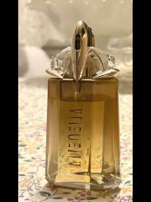 Alien parfym från Mugler - I mycket gott skick, inte använd länge.