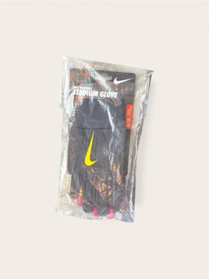 FC Barcelona Nike Fingervantar (Stadium Glove) – Oanvända – Stl XS - Säljer ett par helt nya och oöppnade FC Barcelona fingervantar (Stadium Glove) från Nike. Lätta och smidiga vantar med bra grepp, perfekta för fotbollsträningen eller vardagsbruk. Ligger kvar i sin oöppnade originalförpackning.  Specifikationer:  Märke: Nike  Lag: FC Barcelona  Modell: Stadium Glove  Storlek: XS (Vuxenmodell)  Skick: Helt nya i oöppnad förpackning. Mitt hem är djur- och rökfritt.  Finns i Bromma. Snabb och smidig affär prioriteras.