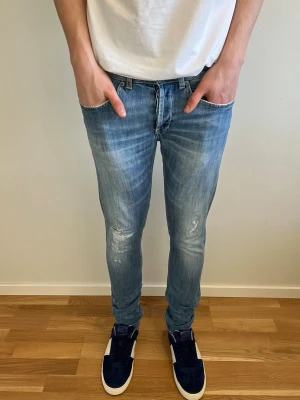 Dondup Jeans George  - Säljer dessa feta dondup George jeans i mycket fint skick! (Jeansen har original slitningar vilket är väldigt eftertraktat) Nypris 4000kr, hör av er vid fler frågor🤝