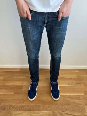Dondup jeans - Säljer dessa feta dondups jeans i storlek i grymt skick! Nypris cirka 4000kr, säljs för endast 699kr! Hör av er vid fler frågor🤝