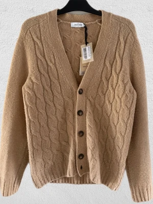 Gran Sasso - | RIKTIGT FIN KOFTA FRÅN MÄRKET GRAN SASSO | FÄRG: Beige | SIZE: 48 | SKICK: Mycket bra | RETAIL PRIS: 3500kr | VI SÄLJER DENNA FÖR ENDAST 899KR | HÖR GÄRNA AV ER VID FRÅGOR OCH FUNDERINGAR | Mvh Morëtti Co. |