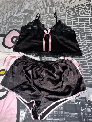 Satin pijamas set - Från Shein. Använd få gånger. Mest suttit i min garderob. Aldrig sovit med den. Använt som hemmakläder.