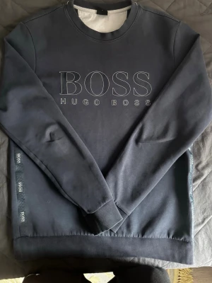 Mörkblå sweatshirt från Hugo Boss - Mörkblå tröja från HUGO BOSS, passformen är slim och passar S/M. Kom dm för fler bilder och om ni har frågor. Skicka gärna bud också!