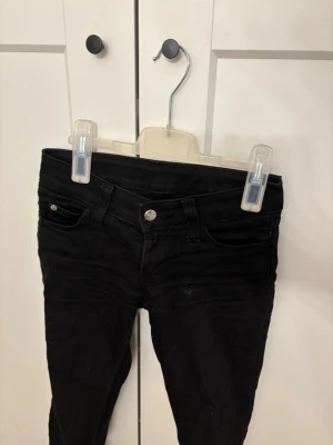 Lågmidjade Weekday jeans  - Säljer mina superfina lågmidjade kolsvarta Weekday jeans, strl 25/32💞