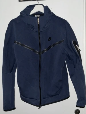 Mörkblå Nike hoodie med dragkedja - Snygg mörkblå hoodie från Nike sälj då den ej används kom privat för frågor 