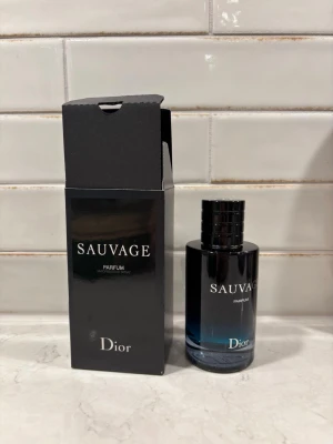 	•	Dior Sauvage Parfum  - Dior Sauvage Parfum – äkta ✨  Helt ny och i toppskick.   En lyxig, maskulin doft som passar perfekt till sommaren ☀️  Doftnoter: • Bergamott 🍋   • Sandelträ 🌳   • Tonkaböna 🍬    Fräsch men samtidigt varm och djup – håller länge på huden.  • Helt ny   • Originalflaska   • Inga defekter   • Förvarad mörkt och svalt    Fraktas samma dag 🚚    Perfekt om du vill ha en exklusiv parfym till bra pris