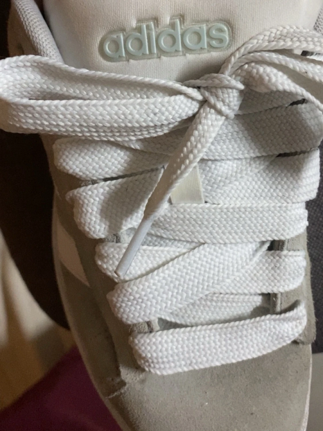 Beige Adidas sneakers med vita detaljer - 1