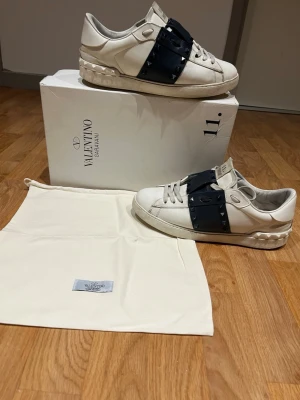 Valentino garvani rockstars - Tja! Säljer nu mina valentino skor använda i några månader sedan har dem inte använts på länge. Dem är i bra skick och är fina och fräscha, kom inte till mycket användning på grund av andra skor! Ops saknar endast en nit, Dem är storlek 43 och passar till nästan alla årstider. Först till kvarn😊