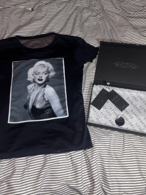 Svart T-shirt Limitato Marilyn Monroe - | Skick: 7/10 | Färg: Svart | Vad inkluderas: T-shirt o även box | Nypris: 1899kr | 