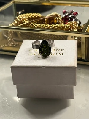 CAROLINESVEDBOM - så fin mörkgrön/silvrig ring, använd men fortfarande väldigt bra skick🫶🏻🫶🏻🫶🏻