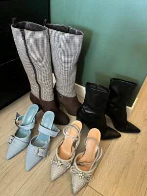 Höga rutiga stövlar med brunt skaft - Sköna klackskor aldrig använda alla är i storlek 37 dom svarta skorna är använda ett par gånger.. 