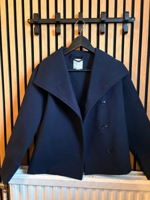 Mörkblå kappa - Superfin kappa från gina young i storlk 146/152. Använd men inga tydliga tecken. säljer pga att den har blivit för liten.