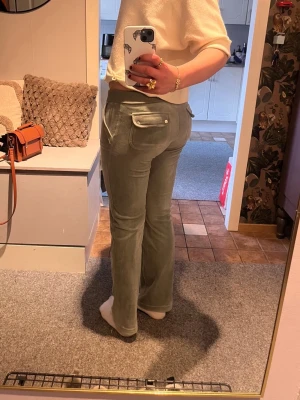 Gröna mjukisbyxor från Juicy couture - Snygga gröna bootcut mjukisbyxor från Juicy couture i storlek xs. Säljs eftersom jag inte använder. 