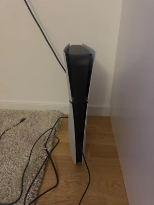 PlayStation 5 med två handkontroller - Säljer mitt ps5 slim digital edition som är använt i endas två månader! Alla kablar och även kartong och kvitto finns! Följer med två kontroller. Säljer pågrund av att tiden inte riktigt finns!