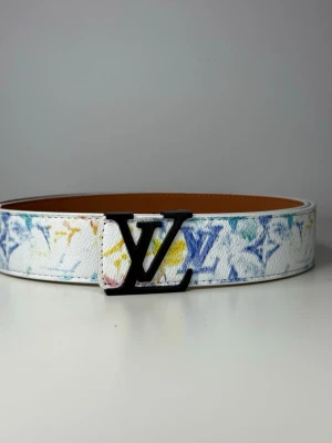 Bälte - 115 cm , medföljer en metal  håltång, fin för sommaren