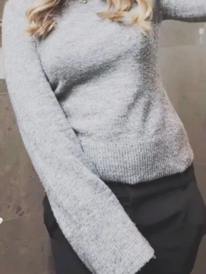 Grå stickad tröja - jätte fin grå stickad!! säljer då den är för liten tyvärr, den är i super fint skick!❣️