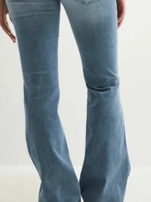 snygga Nelly jeans med hål - ett par as snygga Nelly jeans med hål i vid knäna i strl 36, säljer då de är för långa och hålen hamnar nedanför knäna (är 158-160 ish) original pris: 699kr säljer för 459kr❣️