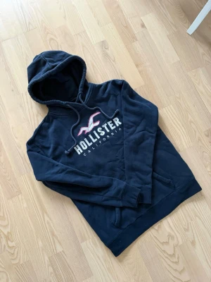 Hollister hoodie  - Riktigt fin Hollister hoodie i utmärkt skick i storlek S. Hoodie än har inga skavanker allts och vid frågor om bilder eller liknande är det bara att fråga🙂💛