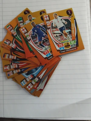 AdreanlynXL Panini FIFA World Cup samlarkortspel - Säljer ett gäng FIFA World Cup samlarkort från Panini. Korten har färgstarka motiv med olika fotbollsspelare och landslag, och är tryckta på glansigt papper i klassiskt samlarkortsformat. Perfekt för dig som gillar fotboll och vill bygga din egen samling.