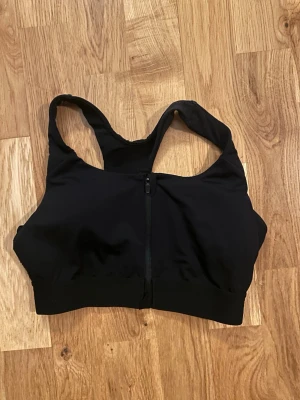 Sport-bh från Lindex  - Ny svart sport-bh från Lindex. Endast provad men var för liten för mig.