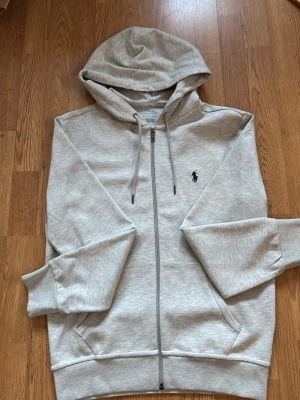 Ljusgrå hoodie från Polo Ralph Lauren - Helt ny aldrig använd äkta