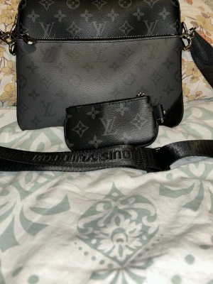 Lou1s vu1tton M3ss3nger Bag - Den gråa väskan (inte den lilla) har ett litet hål men den syns knappast (bild 2) Den gråa väskan kan vara lite trög o stänga. Den hel svarta väskan är det inga konstigheter på! 