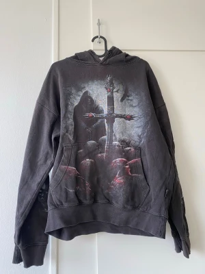Hoodie  - Hoodie med tryck på både fram och baksida, väl använd men gott skick ändå, säljer för jag har för många som liknar denna 💀