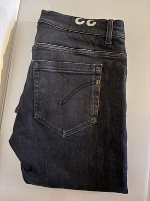 Dondup George  - Tja! Säljer nu mina sjukt feta jeans från dondup i modellen George(slim fit) vilken är den mest populära modellen just nu! Väldigt sköna och bekväma med stretchigt material, sjukt snygga och lätta att styla! Nypris: 3000kr | Mitt pris: 600kr!| Skick: Nyskick | Vid frågor eller funderingar är det bara att höra av sig, pris kan också diskuteras vid en snabb affär!😁🤝🙌