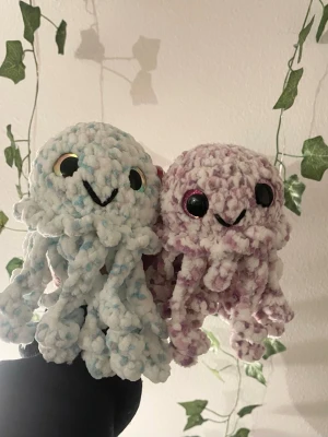 Virkade  maneter - Kostar 80kr st! Så skriv vilken/vilka du är intresserad av! Handvirkade maneter, virkat i mjukt polyester garn!🧶