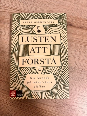 Lusten att förstå av Peter Gärdenfors - Lusten att förstå: om lärande på människans villkor av Peter Gärdenfors. Boken är på svenska, utgiven 2010, första upplagan. Perfekt för dig som pluggar till lärare.