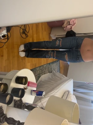Lågmidjade Fornarina jeans - Jätte snygga lågmidjade Fornarina jeans med revor! Dem är söndertrampade längst ner men inget man brukar tänka på särskilt mycket. Storleken står ej på jeansen men passar mig som har 27/32, XS/S Midjemåttet 39cm, innerbenslängden 83cm❣️