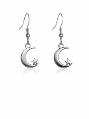 Måne och stjärna örhängen i stål - Snygga örhängen i rostfritt stål med hängande måne och liten stjärna. De är silverfärgade och har en cool, minimalistisk design som passar perfekt till många olika stilar. Krokarna gör dem enkla att ta på och av.